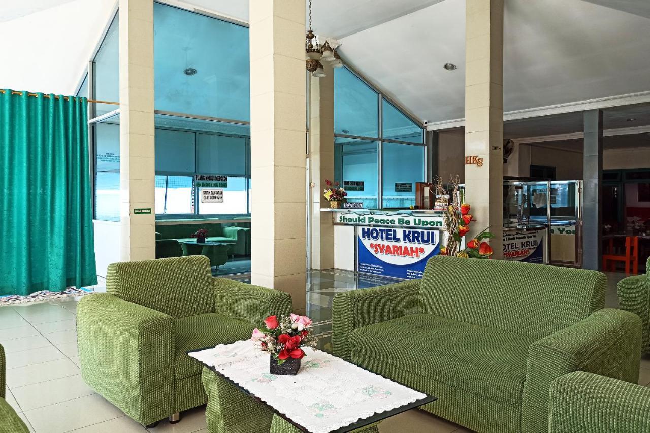 Oyo 2611 Hotel Krui Syariah Buitenkant foto