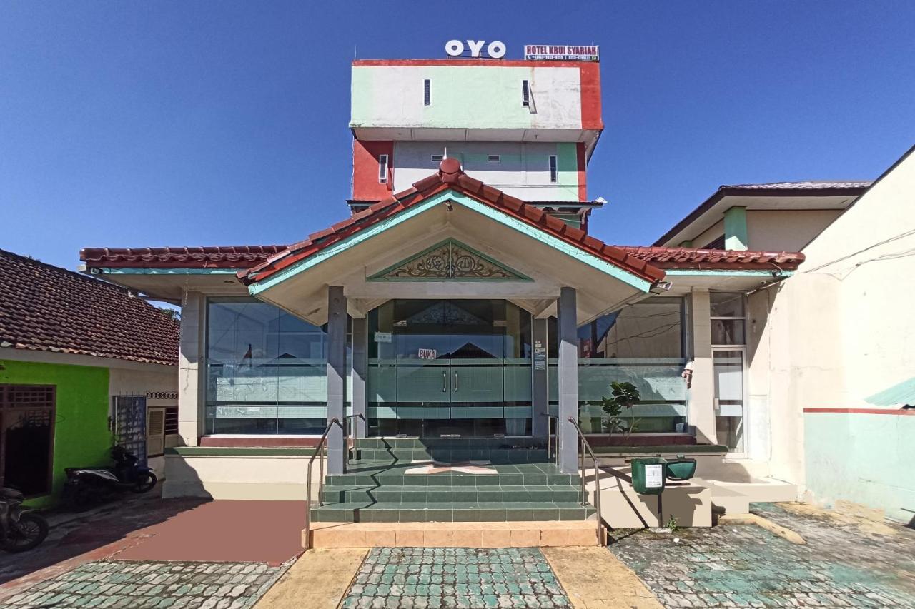 Oyo 2611 Hotel Krui Syariah Buitenkant foto