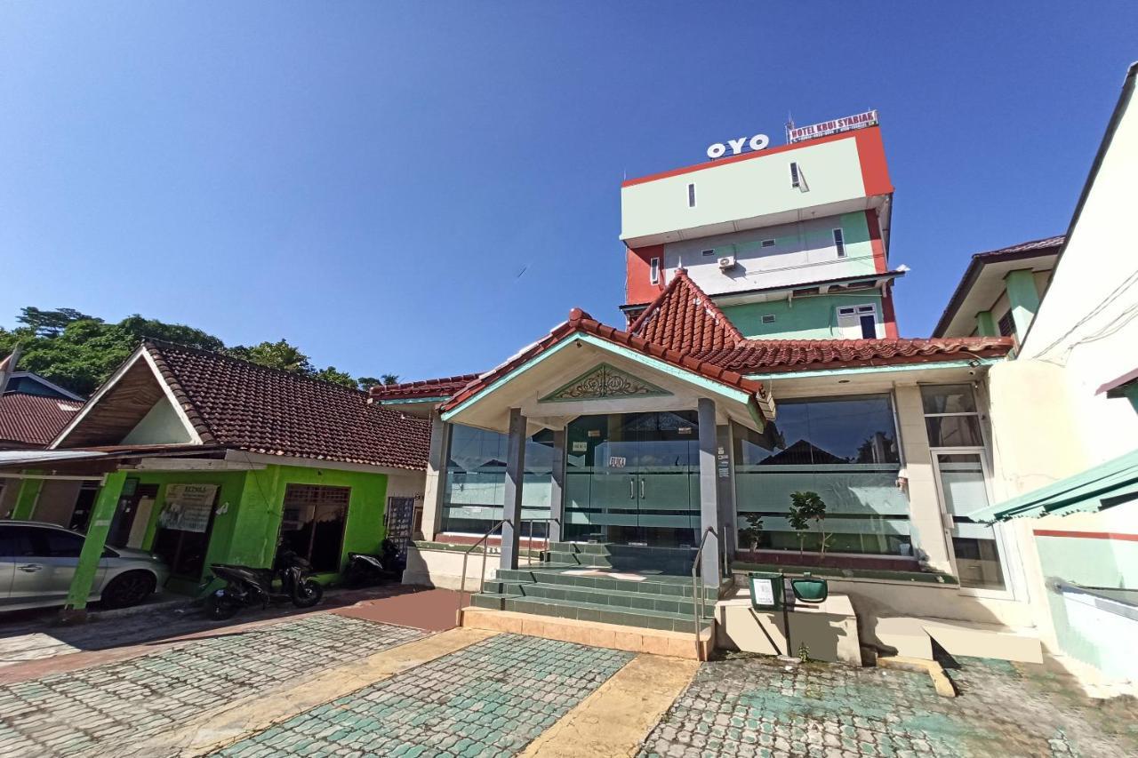 Oyo 2611 Hotel Krui Syariah Buitenkant foto