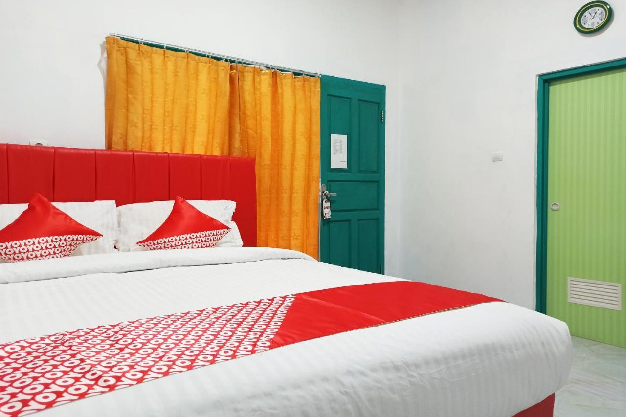 Oyo 2611 Hotel Krui Syariah Buitenkant foto