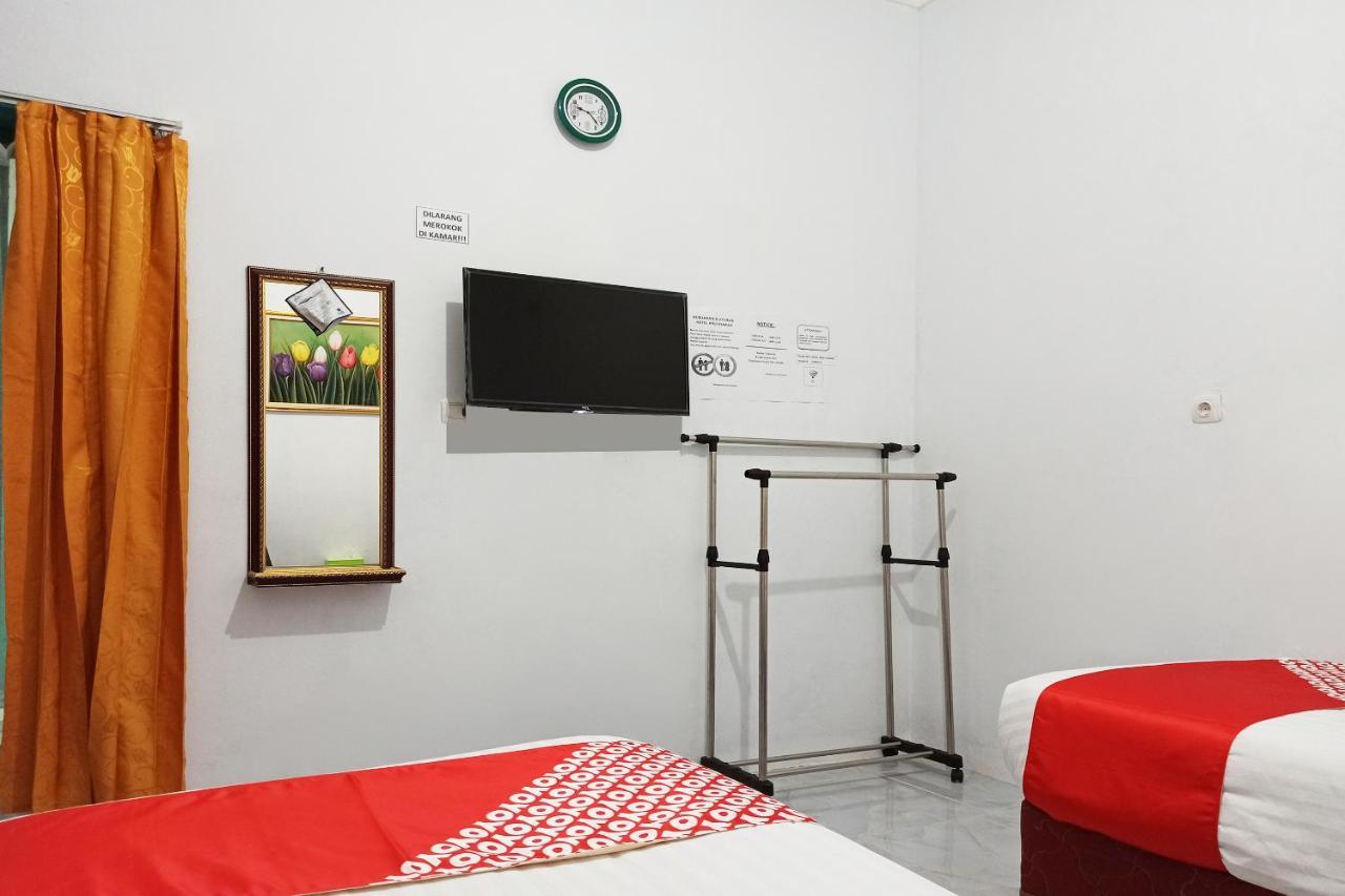 Oyo 2611 Hotel Krui Syariah Buitenkant foto