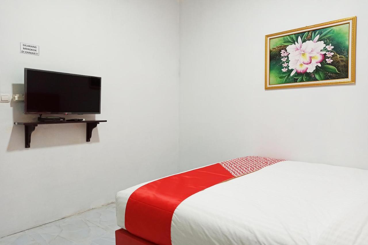 Oyo 2611 Hotel Krui Syariah Buitenkant foto