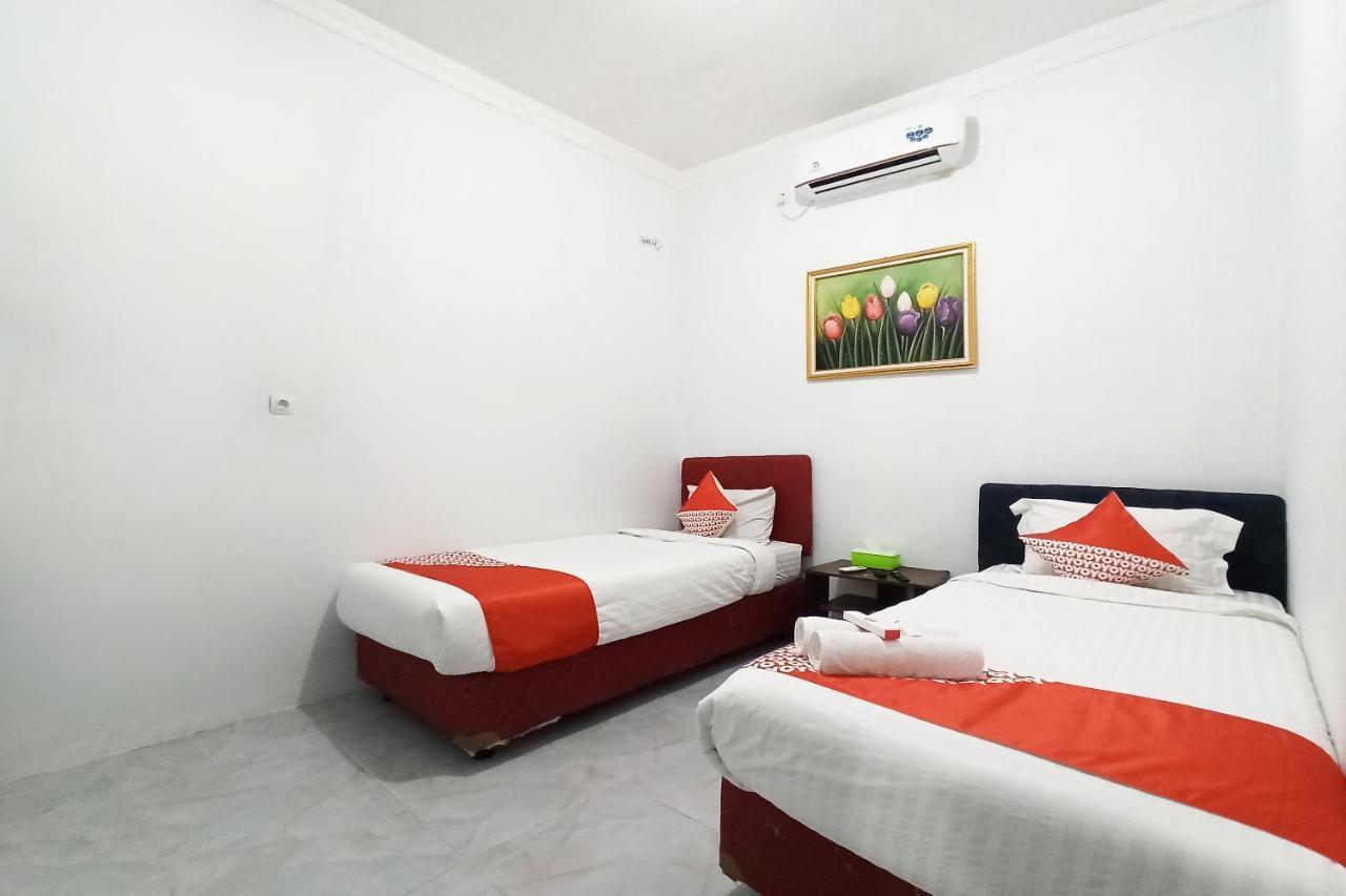 Oyo 2611 Hotel Krui Syariah Buitenkant foto