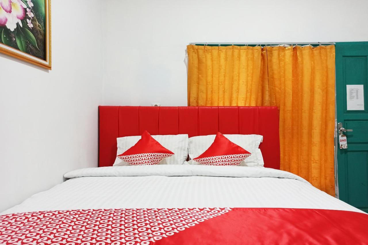Oyo 2611 Hotel Krui Syariah Buitenkant foto