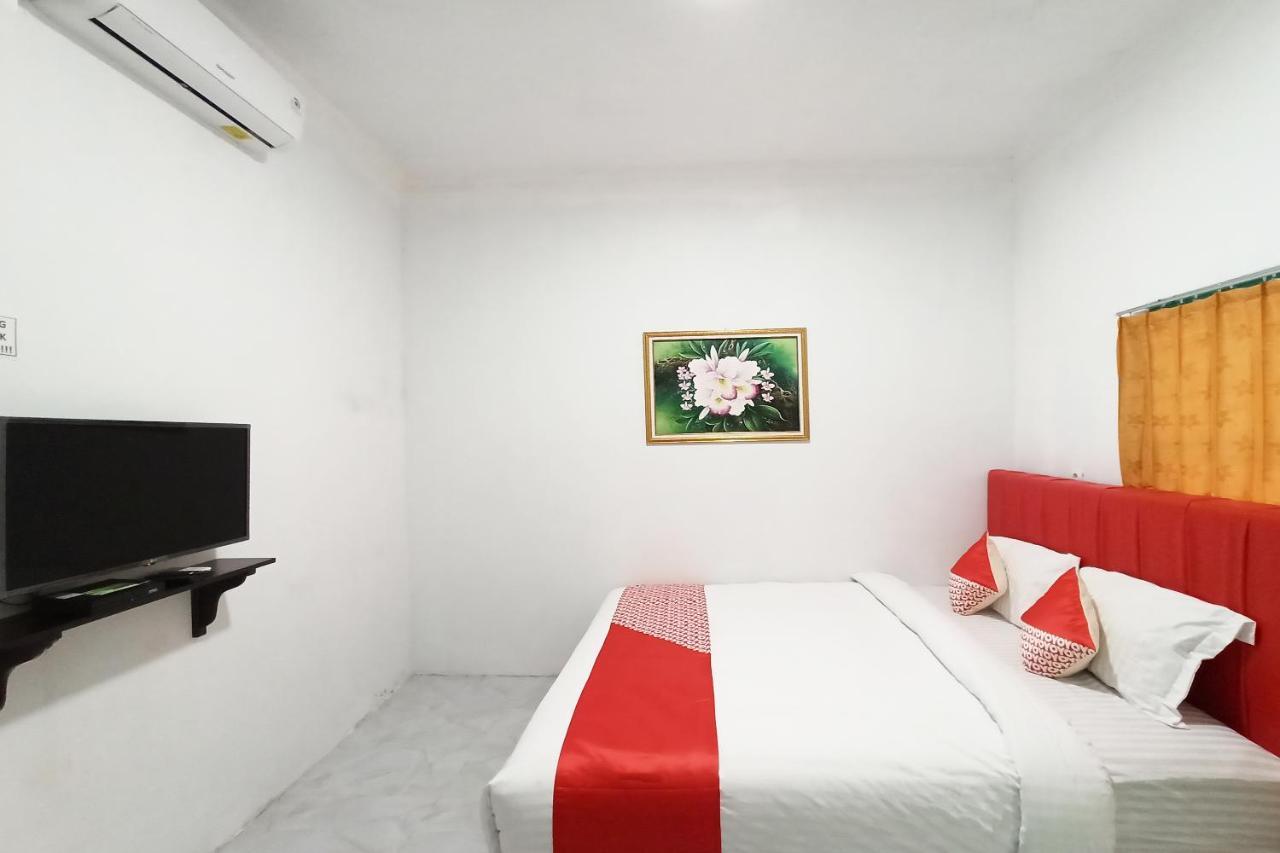 Oyo 2611 Hotel Krui Syariah Buitenkant foto